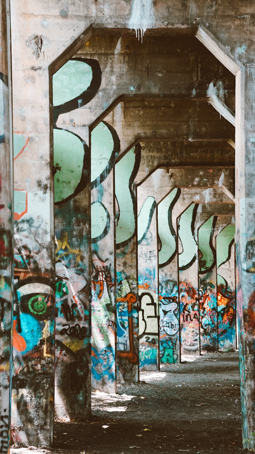 iPhone wallpapers featuring graffiti
